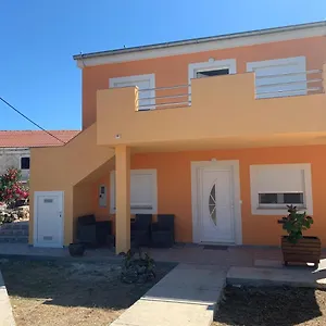 Apartment Petra, Olib